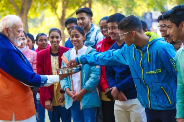 'पीएम मोदी ने छात्रों से कहा कि वे खुद को चुनौती दें लेकिन परीक्षा का दबाव न लें | '